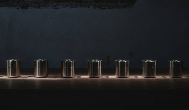 パナソニックデザインがブレラの美術アカデミーを使った会場には36の京都の山の音をとびこめた「響筒（きょうづつ）」が並べられていた