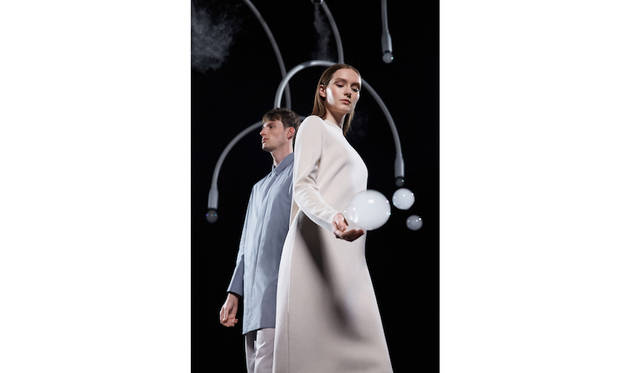 ロンドンのファッションブランドCOSがやはりロンドンのデザインデュオ、ストゥディオ・スワインと組んだ触れると消えるボール