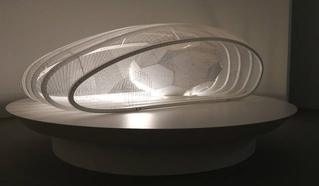 アイシン精機のためにデザインエンジニアの吉本英樹氏が手がけたこの作品では中にサッカーボールを変型させたフォルムのオブジェが収まっている