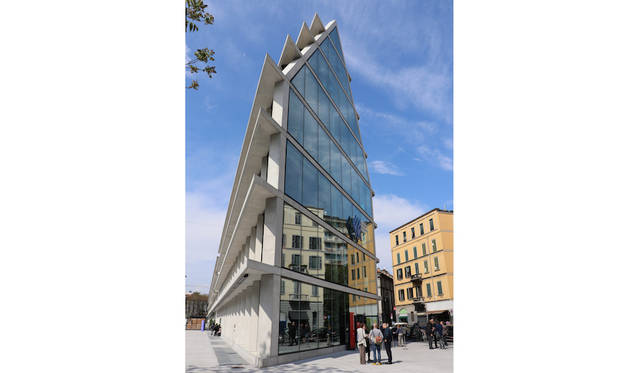 ミラノ新名物のひとつがヘルツォーク＆ドムーロン設計のジャンジャコモ・フェルトリネッリ財団の本社ビル
