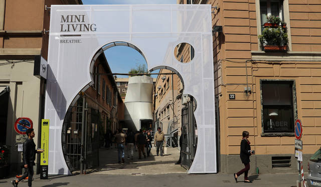 トルトーナ地区に作られたMINI Living Breatheの入り口