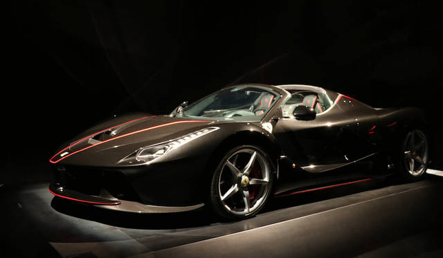 ミラノ・サローネでの家具メーカー、ポルトローナフラウのブースではフェラーリが488スパイダーを展示