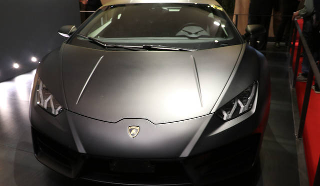 国際見本市会場のランボルギーニのブースに飾られたウラカンは注目を浴びていた