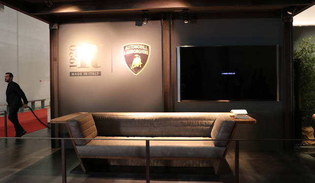 ランボルギーニはリーバ1920とのコラボレーション家具（デザインはカリム・ラシッド）を展示
