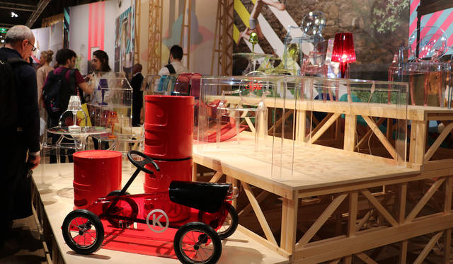 ミラノ・サローネでのカルテルでは収納家具の名作コンボニビリをはじめ歴史的な名作を並べた