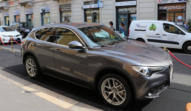 トルトーナ地区のアルファロメオの展示場（取材中はオープンせず）の前に置かれた新型SUV、ステルビオ