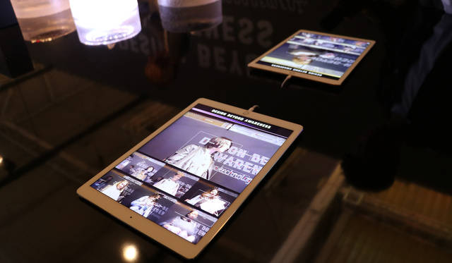 慶應義塾大学大学院システムデザイン・マネジメント研究科はトルトーナのスーパーストゥジオ・ピウにおいて「意識することなく情報が収集され状況に応じた最適な提案がされるソリューション」を展示（コンピューターが顔や服装から似合う色を提案）