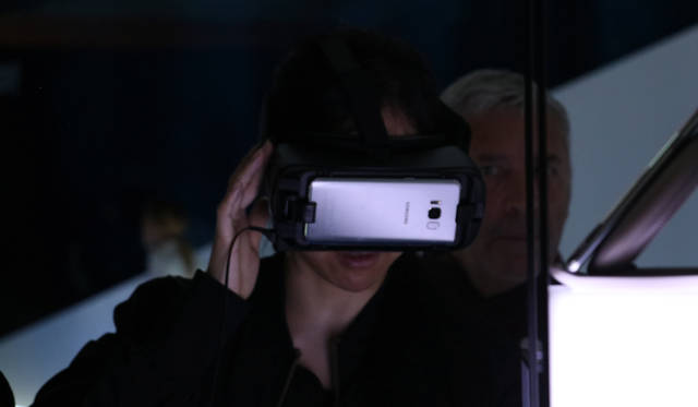 サムスンのギャラクシーS8はヘッドセットと組み合わせることでバーチャルリアリティも楽しめる