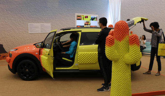 シトロエンはトルトーナ地区でC4カクタスのエアバンプ（車体各所のソフトな衝撃緩衝材）をアピールするためのインスタレーション