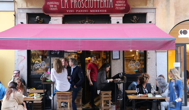 ブレラ地区は朝から夜までお祭り気分でおおにぎわい