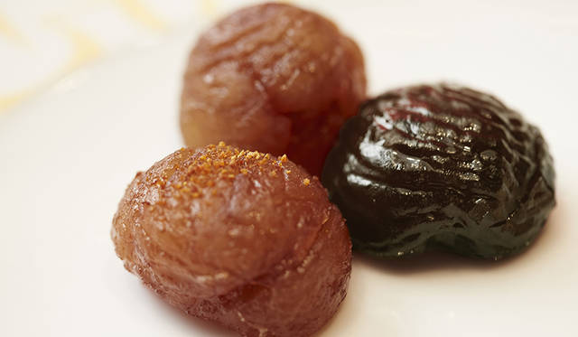 マロングラッセ／洋栗1個1600円（ラム、オレンジ、スパイス）、和栗1個2400円（ソルト） ※ともに税別