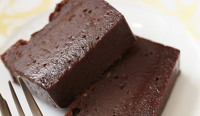 テリーヌショコラ／6000円（税別）。シャンパンとの愛称も良く、アペリティフに添えても、食後のデザートとしても素晴らしい。