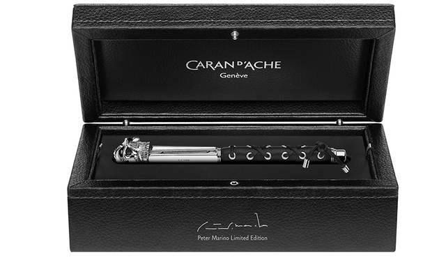 <strong>バリアス ピーター マリーノ スペシャルエディション</strong></p><br /> クリップ付きキャップ｜シルバープレートにロジウムコート<br /> キャップトップのスカル｜ブラックオニキス(0.5カラット)を使用<br /> キャップ部分｜ピーター マリーノのサインを刻印<br /> クリップの下｜カランダッシュのロゴを刻印<br /> ボディ｜フランス製カーフスキン。革紐で編み上げをしたデザイン<br /> 製造本数｜各150本（ジェネリックナンバー 1/150をキャップ部分に刻印）<br /> 価格｜33万円（万年筆）、29万円（ローラーボール）　※いずれも税別