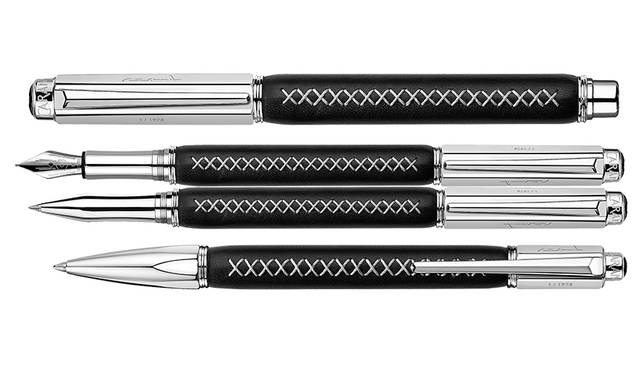 <strong>バリアス ピーター マリーノ</strong></p><br /> クリップ付きキャップ｜シルバープレートにロジウムコート<br /> キャップ部分｜ピーター マリーノのサインを刻印<br /> ボディ｜フランス製カーフスキン。グレーの細いステッチを施したデザイン<br /> 製造本数｜各1978本（ジェネリックナンバー 1/1978をキャップ部分に刻印）<br /> 価格｜16万円（万年筆）、14万円（ローラーボール）、13万円（ボールペン）　※いずれも税別