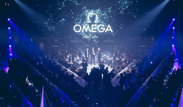 左から順に、スイス・オメガ社⻑兼CEOのレイナルド・アッシェリマン氏、イギリスの物理学者ブライアン・コックス氏、俳優ジョージ・クルーニー氏。