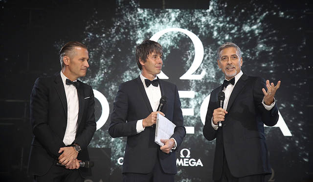 左から順に、スイス・オメガ社⻑兼CEOのレイナルド・アッシェリマン氏、イギリスの物理学者ブライアン・コックス氏、俳優ジョージ・クルーニー氏。