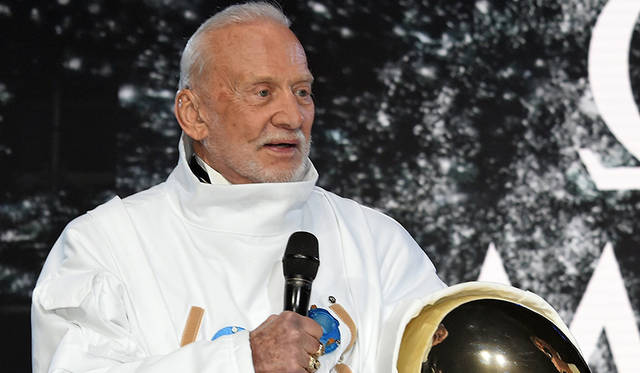 宇宙服姿で登場した、バズ・オルドリン氏。アポロ計画において、人類史上初めて月面に降り立ったひとり。