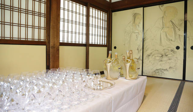 両足院にて。畳と襖の空間にルイナール ブラン・ド・ブランの透明なボトルが映える