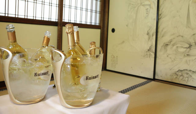 両足院にて。畳と襖の空間にルイナール ブラン・ド・ブランの透明なボトルが映える