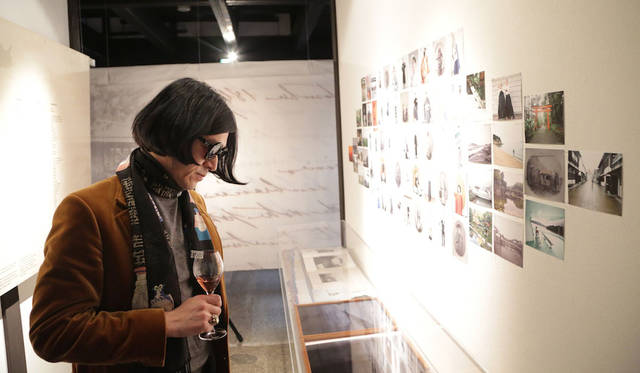 「ギャラリー素形」にてジャダ・リパ氏の作品を鑑賞する編集大魔王