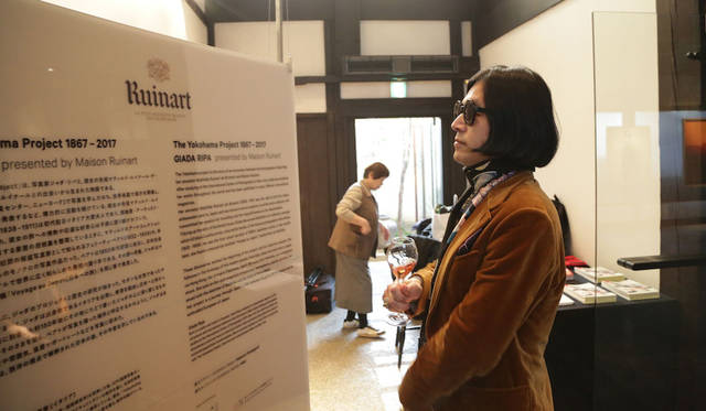 「ギャラリー素形」にてジャダ・リパ氏の作品を鑑賞する編集大魔王