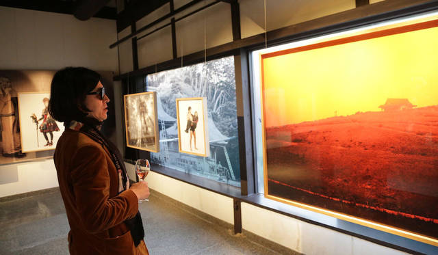 「ギャラリー素形」にてジャダ・リパ氏の作品を鑑賞する編集大魔王