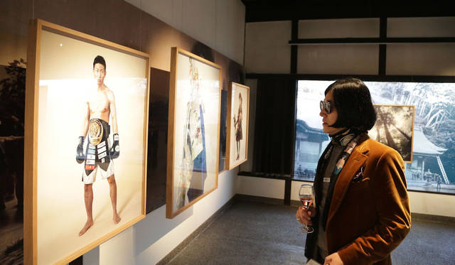 「ギャラリー素形」にてジャダ・リパ氏の作品を鑑賞する編集大魔王