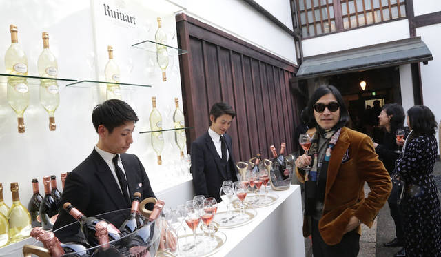 「ギャラリー素形」に設けられたルイナールのカウンター