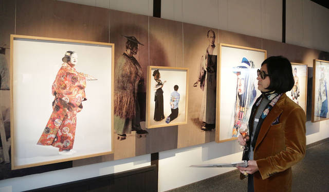 「ギャラリー素形」にてジャダ・リパ氏の作品を鑑賞する編集大魔王