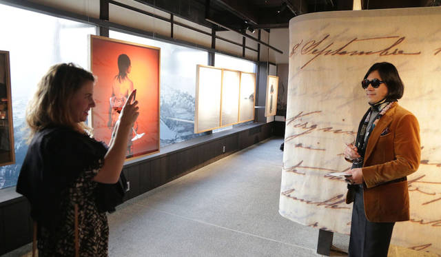 「ギャラリー素形」にて海外からのジャーナリストに写真を撮られる編集大魔王