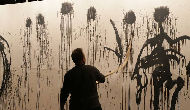 二条城は二の丸御殿台所前にて。ミケル・バルセロ氏によるライブペインティング