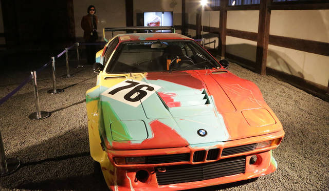 二条城は二の丸御殿台所にて。BMW M1にアンディ・ウォーホルがペイントを施したアートカー