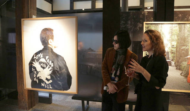 「ギャラリー素形」にて作品を前に談笑する編集大魔王とジャダ・リパ氏