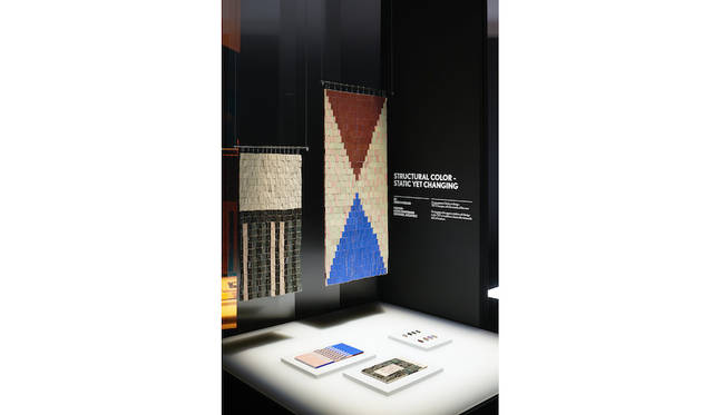 <strong>STRUCTURAL COLOR - STATIC YET CHANGING</strong><br>米国のジェシカ・フーグラー氏による、ピースを回転させることで模様が変化するラグ（織物）