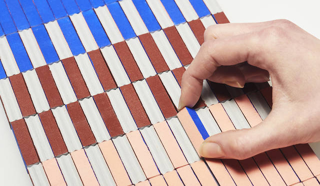 <strong>STRUCTURAL COLOR - STATIC YET CHANGING</strong><br>米国のジェシカ・フーグラー氏による、ピースを回転させることで模様が変化するラグ（織物）