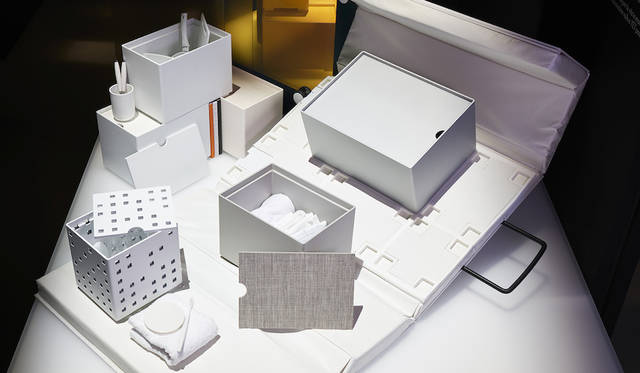 <strong>HAVING NOTHING, AND YET POSSESSING EVERYTHING</strong><br>部屋を構成する要素がすべてパッキングされたキャリーオンは、韓国のアーラン・ウォン氏による作品