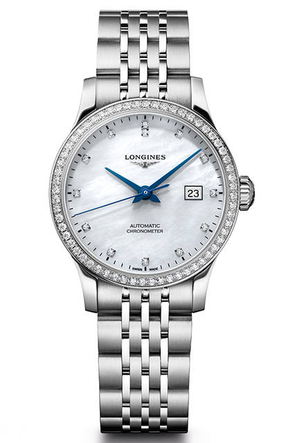 <strong>レコード</strong><br /> <br /> Ref｜L2.320.0.87.6<br /> ムーブメント｜COSC自動巻き（シリシウム製ヒゲゼンマイ）<br /> ケースおよびブレスレット素材｜ステンレススチール。ベゼルに52ポイントのパヴェダイヤ<br /> ケース径｜26mm（右）<br /> ケースバック｜シースルー<br /> 文字盤｜MOPダイヤルに12ポイントのパヴェダイヤ<br /> 防水｜3気圧<br /> 価格｜48万8000円　※ともに税別予価<br /> 発売｜今秋発売予定