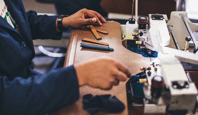 数人規模でスタートした時計作りは、やがて革製品、文具、自転車へとアイテムを増やし、今日ではデトロイトの自社工場にて200人を越える職人が生産に従事する。