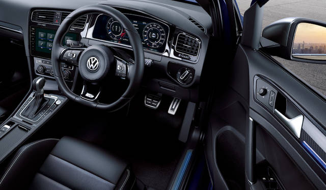 Volkswagen Golf R|フォルクスワーゲン ゴルフ R 100 R専用シフトノブ、アルミ調ペダル、クラスタ インテリア アンビエントライト、R専用レザー マルチファンクション ステアリングホイール、DSG®仕様