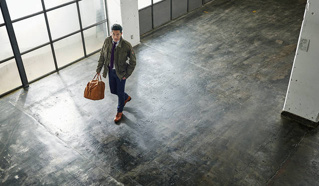 「ミリタリージャケットをドレスアップして着こなす提案です。ブランドのDNAでもあるトラディショナルな白いオックスフォードシャツにニットタイというスタイルをスーツではなく、ミリタリージャケットとスキニーなリジッドデニムを合わせて崩してみました。ドレスアップしているようでドレスダウンも楽しめるスタイルですね」<br>デニム 6万円、アウター 24万円、バッグ 22万2000円（以上ラルフ ローレン パープルレーベル）その他私物