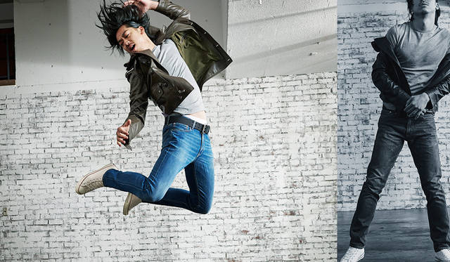 「霜降りTシャツと洗いのかかったジーンズに、フードのついたレザーブルゾンを羽織り足元はハイカットスニーカーという、ロックスターのステージのイメージです。アメリカンでオーソドックスなスタイリングですが、ブルゾンの着丈の短さと細身のシルエットがモダンな印象に仕上げています」<br>Tシャツ 1万8000円、アウター 48万円、デニム 6万円、ベルト 4万8000円（以上ラルフ ローレン パープルレーベル）その他私物