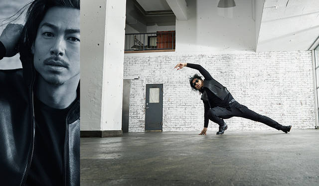 「オールブラックのダンサールック。タイトフィットなレザーブルゾンは、袖部分はニット、見頃がパンチングレザーの切り替えがクールです。6ポケットのカーゴパンツを合わせて軽快に」<br>アウター 36万円、パンツ 8万4000円、ニット 12万円（以上ラルフ ローレン パープルレーベル）その他私物