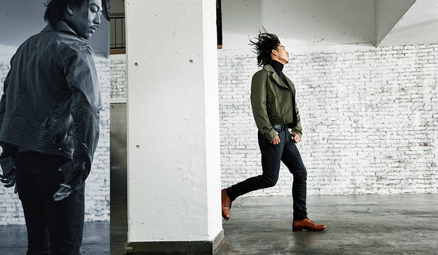 「AKIRAさん私物のレッドウィング風ブーツをメインにまとめたスタイリングです。オリーブカラーのライダースジャケットは、バックシャンなディテールが決め手。黒のハイゲージタートルニットと細身のブラックジーンズでスマートに仕上げています」<br>アウター 24万円、デニム 6万円、ニット 参考商品、ベルト 4万8000円（以上ラルフ ローレン パープルレーベル）その他私物 