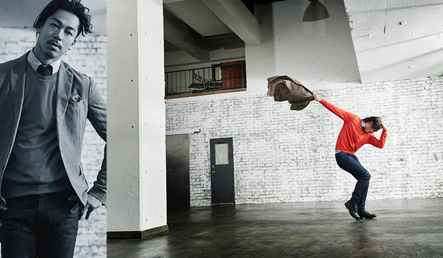 「タイを締めたボタンダウンシャツに目の覚めるようなオレンジのクルーネックセーター。アイビールックの法則に従順にならったバランスです。モトクロスパンツのようなディテールが特徴のデザインデニムを合わせて、これから来る夏にぴったりのオリーブベージュの絶妙なカラーのジャケットを羽織って」<br>ジャケット 20万4000円、ネクタイ 2万円、シャツ 5万4000円、ニット 11万円（以上ラルフ ローレン パープルレーベル）その他私物