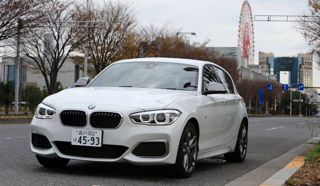 燃料消費率（JC08 モード）はリッター13.4kmで従来モデルから約10パーセント向上という