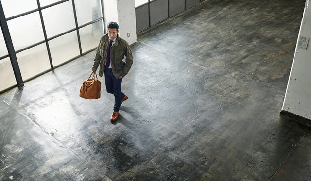 「ミリタリージャケットをドレスアップして着こなす提案です。ブランドのDNAでもあるトラディショナルな白いオックスフォードシャツにニットタイというスタイルをスーツではなく、ミリタリージャケットとスキニーなリジッドデニムを合わせて崩してみました。ドレスアップしているようでドレスダウンも楽しめるスタイルですね」<br> デニム 6万円、アウター  24万円、バッグ 22万2000円（以上ラルフ ローレン パープルレーベル）その他私物