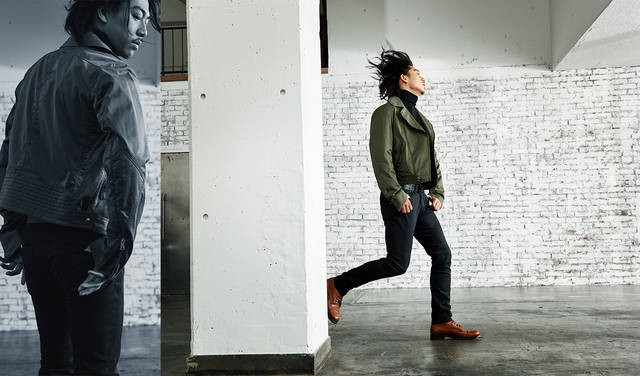 「AKIRAさん私物のレッドウィング風ブーツをメインにまとめたスタイリングです。オリーブカラーのライダースジャケットは、バックシャンなディテールが決め手。黒のハイゲージタートルニットと細身のブラックジーンズでスマートに仕上げています」<br>アウター 24万円、デニム 6万円、ニット 参考商品、ベルト 4万8000円（以上ラルフ ローレン パープル レーベル）その他私物 