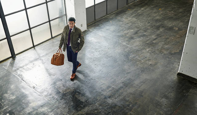 「ミリタリージャケットをドレスアップして着こなす提案です。ブランドのDNAでもあるトラディショナルな白いオックスフォードシャツにニットタイというスタイルをスーツではなく、ミリタリージャケットとスキニーなリジッドデニムを合わせて崩してみました。ドレスアップしているようでドレスダウンも楽しめるスタイルですね」<br>シャツ 4万3000円、デニム 6万円、アウター  24万円、バッグ 22万2000円（以上ラルフ ローレン パープル レーベル）その他私物