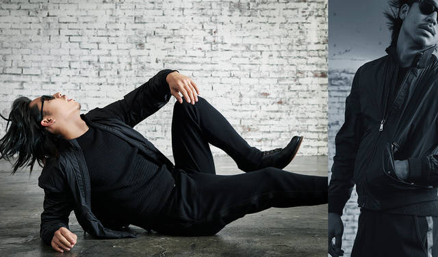 「MA-1風ショートブルゾンに、側章の入ったジャージーパンツとブーツを合わせた、こちらも全身真っ黒のコーディネート。スポーティでありながらドレスの雰囲気を兼ね備えたスタイルです」<br>アウター 12万円、ボトムス 22万8000円（ともにラルフ ローレン パープル レーベル）その他私物