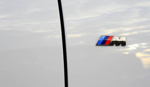 BMW M社が手がけた特別なモデルであることを示す